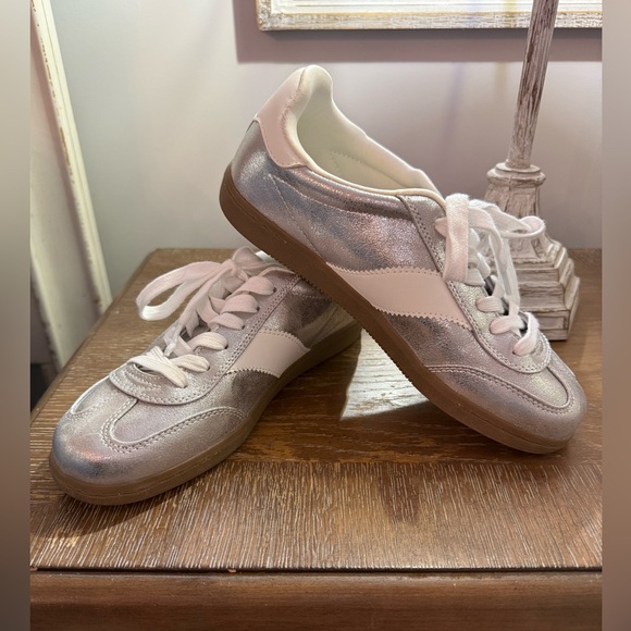 Universal Thread Silver Metallic Sneakers - Picture 2 of 8